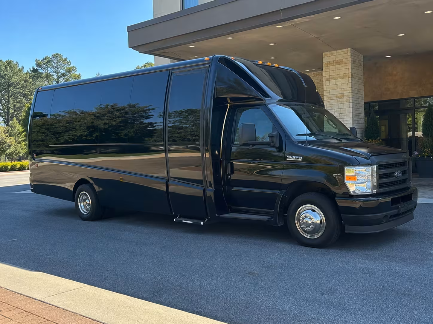 south gate minibus rentals for aquarium and observatory trips